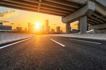 、为什么说旅游使人们产生了“空间距离”和“时间距离“,其依据是什么-